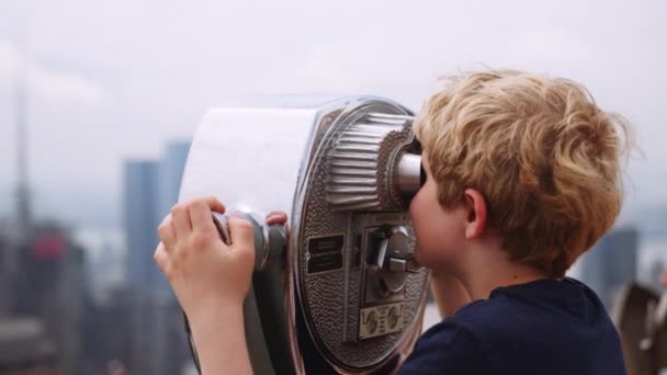 Портативный Дуговый Снимок Молодого Парня Смотрящего Через Управляемый Монетой Телескоп — стоковое видео