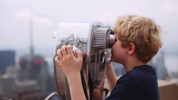 Μέτρια Αργή Κίνηση Φορητή Τοξοβολία Του Νεαρού Αγοριού Κοιτάζοντας Μέσα — Αρχείο Βίντεο