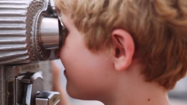 Close Slow Motion Handheld Shot Young Boy Looking Coin Operated — Vídeo de stock