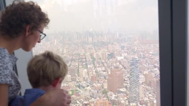Медленная Съемка Матери Маленьким Мальчиком Выглядывающим Окна Небоскреба Нью Йорк — стоковое видео