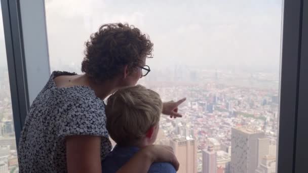 Медленная Съемка Матери Маленьким Мальчиком Выглядывающим Окна Небоскреба Нью Йорк — стоковое видео