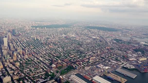 Aerial Brooklyn New York Filmed Helicopter Wide Panoramic Cityscape Panning — Stockvideo