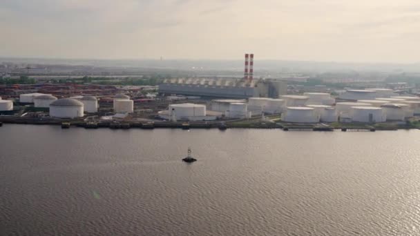 Aerial Wide Shot Brooklyn Industial Area Filmed Helicopter View River — Vídeo de Stock