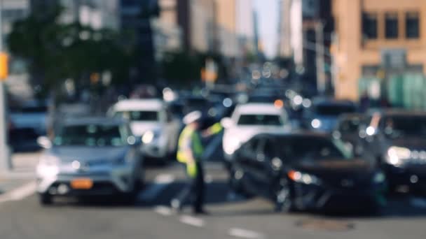 Проїзд Мідтауні Сша Поліцейський Керує Рухом Дорозі Розбита Цитата — стокове відео