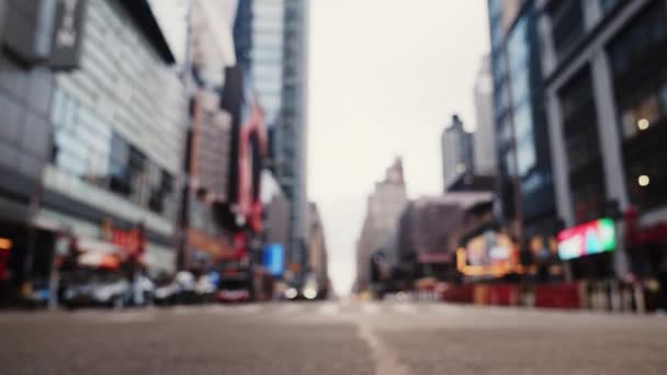 Zebra Crossing Pedestians Traffic Road Midtown New York Defocused Cityscape — Vídeo de stock