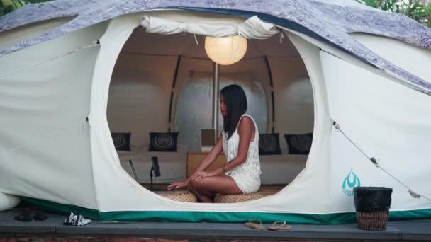 Pretty Woman Sitting Luxury Tent House Working Her Laptop Smartphone — ストック動画