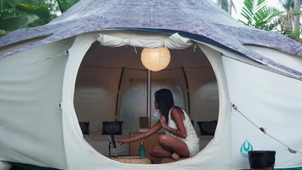 Pretty Woman Sitting Luxury Tent House Working Her Laptop Smartphone — Stockvideo