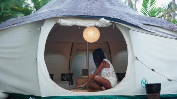 Pretty Woman Sitting Luxury Tent House Working Her Laptop Smartphone — Wideo stockowe