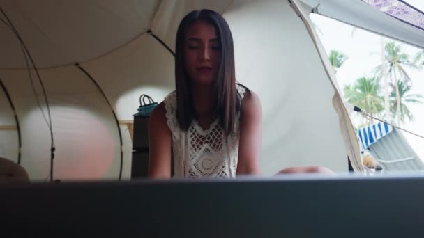 Pretty Woman Sitting Tent House Working Her Laptop Freelance Job — Stockvideo