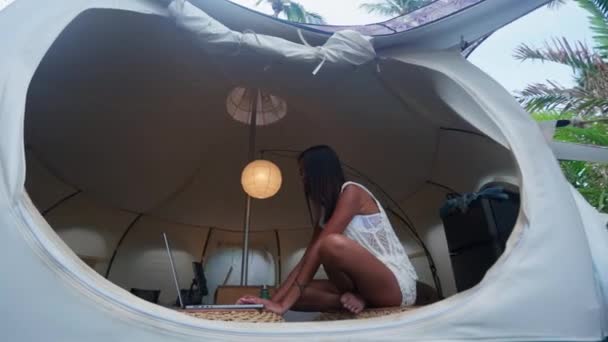 Pretty Woman Sitting Luxury Tent House Working Her Laptop Freelance — Wideo stockowe