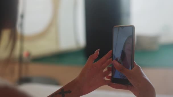 Shot Smartphone Screen Pretty Asian Woman Making Selfies She Holds — Vídeo de stock