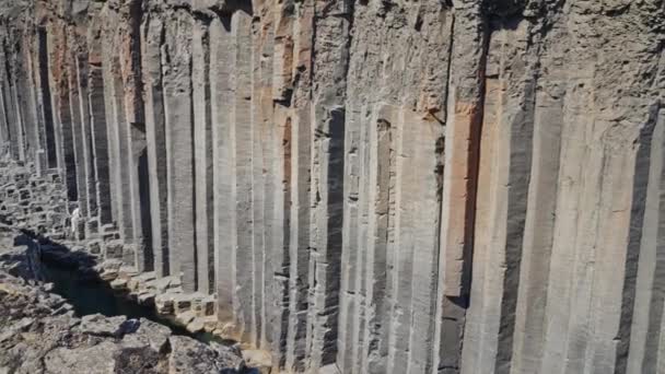 Wide Panning Handheld Shot Basalt Columns Studlagil Canyon Glacier Valley — Stockvideo