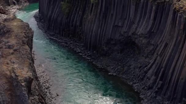Wide Drone Flight Panning Rising Studlagil Canyon Glacier Valley Jokuldalur — Wideo stockowe