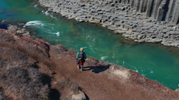 Wide Drone Flight Arcing Man Backpack Standing Edge Studlagil Canyon — Vídeo de Stock