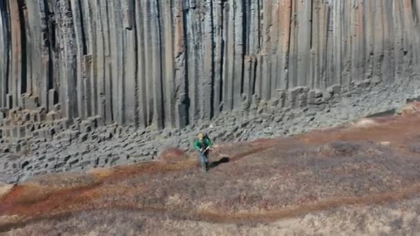 Wide Drone Flight Tracking Arcing Man Backpack Hiking Terrain Studlagil — ストック動画