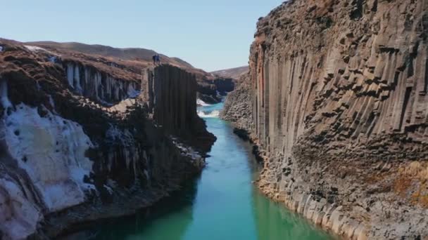Wide Slow Motion Drone Flight River Studlagil Canyon Glacier Valley — ストック動画