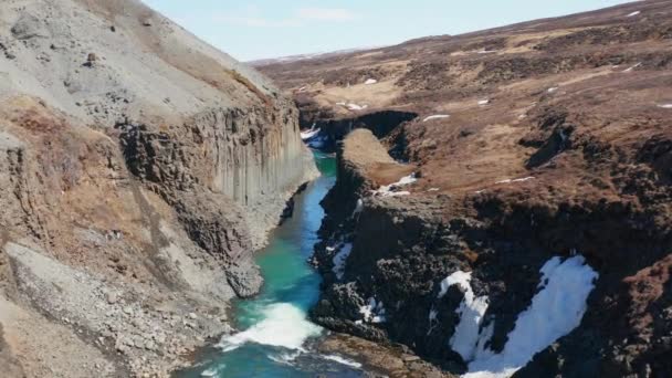 Wide Slow Motion Drone Flight River Running Studlagil Canyon Glacier — ストック動画