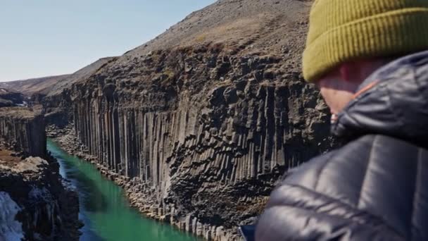 Wide Panning Shot Man Using Drone Control Studlagil Canyon Glacier — Stockvideo