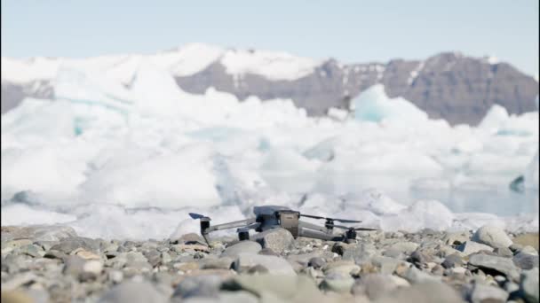 Крупный План Bokeh Shot Drone Takes Pebble Surface Front Jokulsarlon — стоковое видео