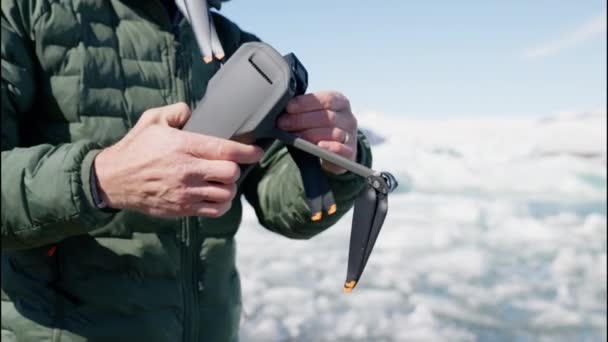 Close Man Preparing Drone Flight Jokulsarlon Glacier Lagoon Slow Motion — Stockvideo