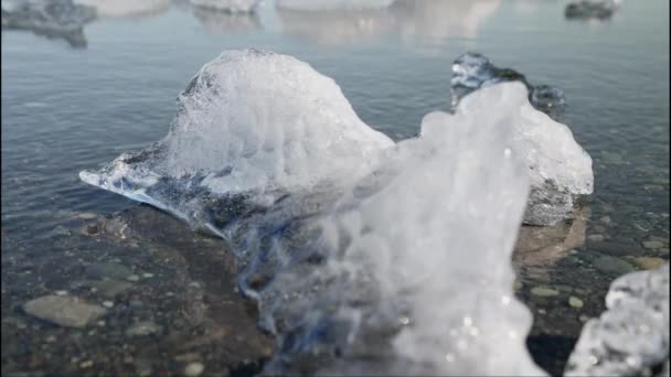 Κοντινό Πλάνο Ενός Ice Crystal Στο Νερό Στο Diamond Beach — Αρχείο Βίντεο