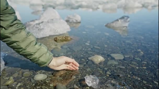 Close Mans Hand Touches Transparent Water Jokulsarlon Glacier Lagoon Iceland — 비디오