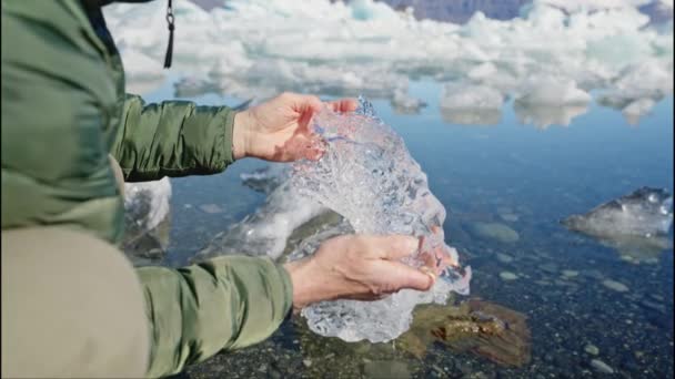 Man Tourist Holding Ice Crystal His Hands Front Jokulsarlon Glacier — 비디오