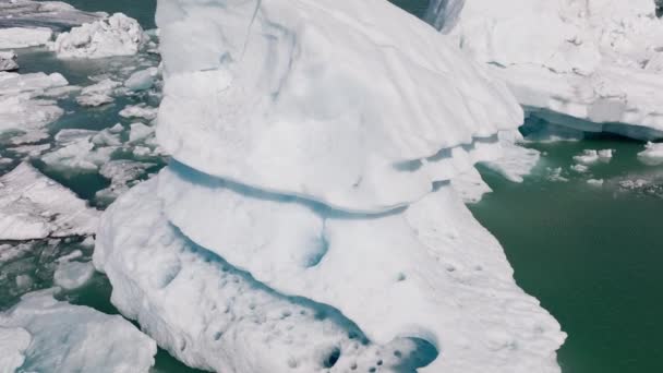 Εναέρια Πάνω Από Ένα Τεράστιο Παγόβουνο Στο Jokulsarlon Glacier Lagoon — Αρχείο Βίντεο