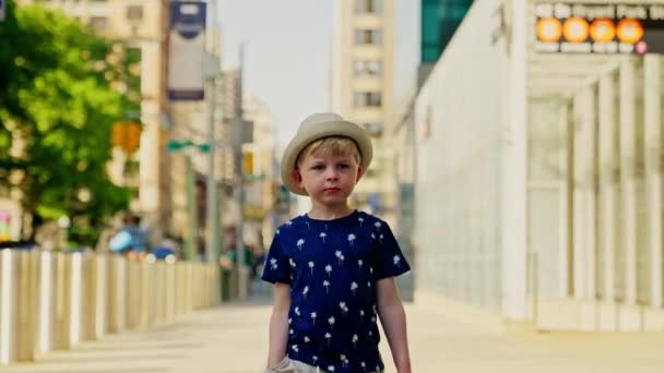 Medium Slow Motion Tracking Shot Boy Hat Walking New York — Stock videók