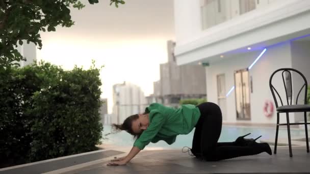 Медленное Движение Юного Танцовщика Ногах Встать Колени Зеленом Высоких Каблуках — стоковое видео