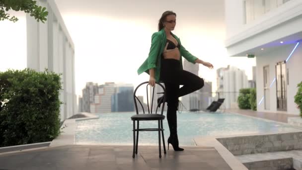 Wide Slow Motion Dolly Shot Dancer Moving Chair Poolside — Stockvideo