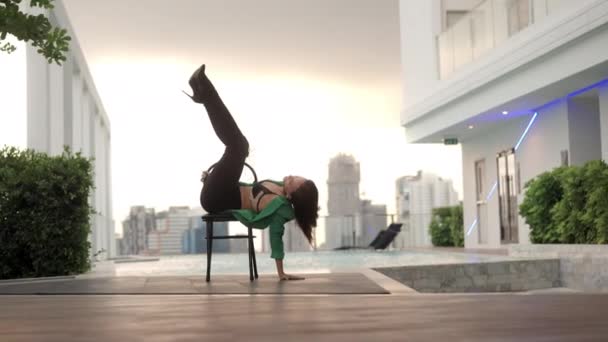 Долли Медленно Двигается Юная Чувственная Танцовщица Опирается Волосы Ноги Высоких — стоковое видео