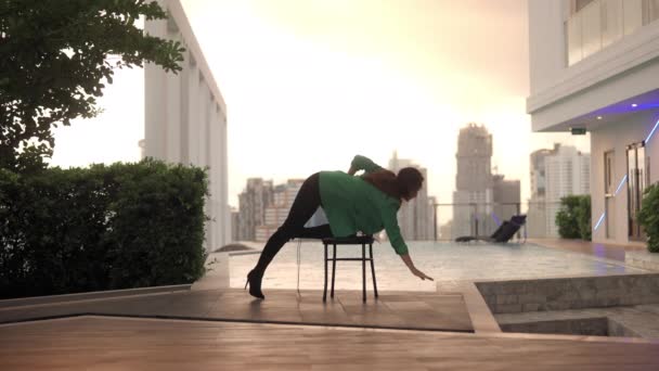 Lockdown Wide Slow Motion Shot Dancer Posing Kneeling Chair Green — Stockvideo