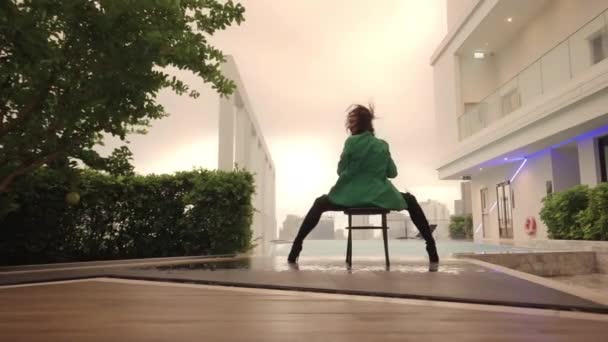 Wide Dolly Slow Motion Dancer Sitting Chair Back Camera Turning — Vídeo de Stock