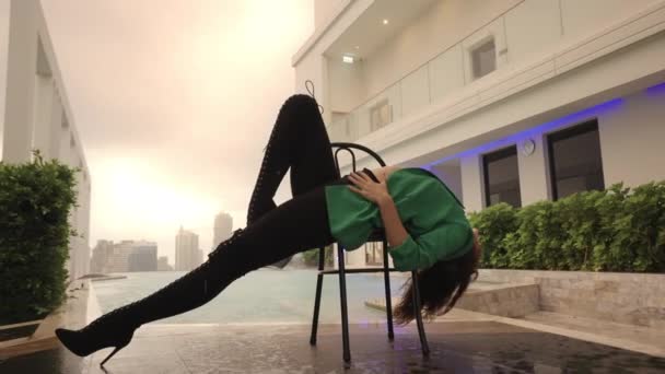 Wide Slow Motion Dolly Shot Dancer High Heels Green Jacket — Vídeo de Stock