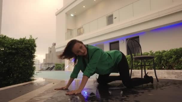 Slow Motion Wide Dolly Shot Dancer Rising All Fours Kneeling — Wideo stockowe