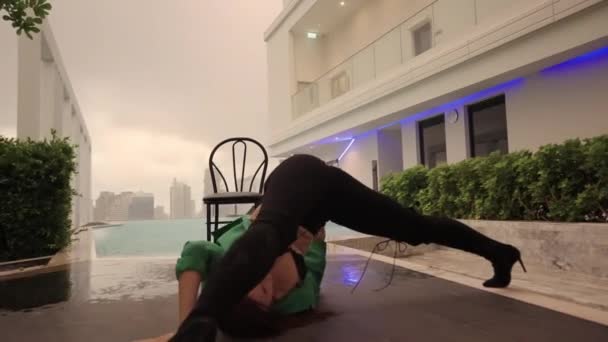 Dolly Slow Motion Wide Shot Flexible Dancer Performing Splits High — Stockvideo