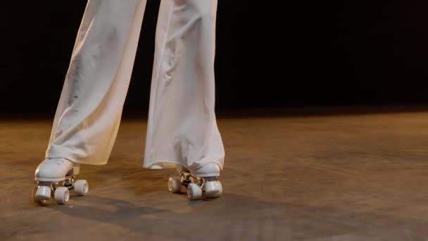 Крупним Планом Жіночі Ноги Білому Вінтажному Катання Ковзанах Сцені Кінематографічний — стокове відео