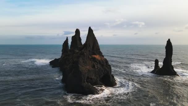 Wide Drone Flight Arcing Sea Stacks Iceland — Αρχείο Βίντεο