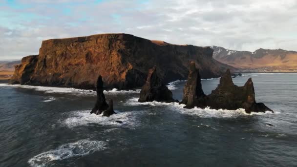 Wide Drone Flight Arcing Sea Stacks Rocky Coastline Iceland — ストック動画
