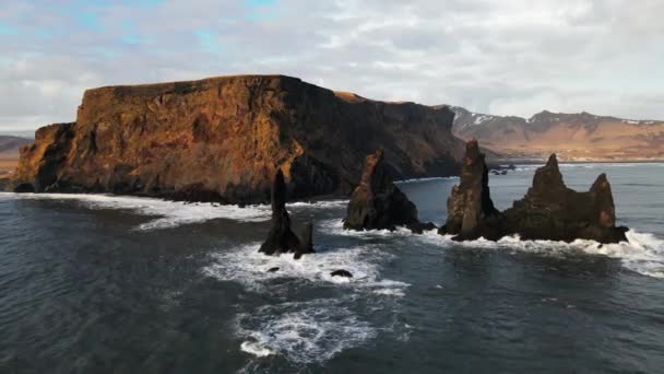 Wide Drone Flight Arcing Sea Stacks Rocky Coastline Iceland — Αρχείο Βίντεο
