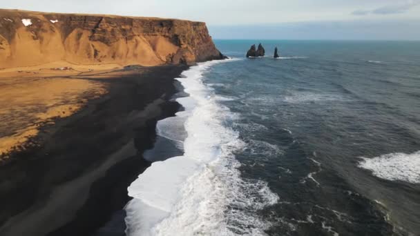 Wide Drone Flight Coastline Black Sand Beach Sea Stacks Spring — Stock Video