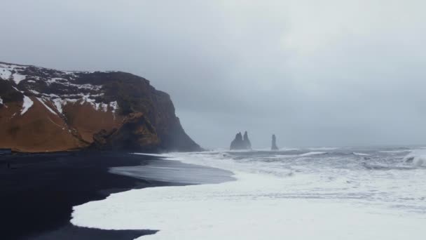 Wide Drone Flight Misty Coastline Black Sand Beach Sea Stacks — Stockvideo