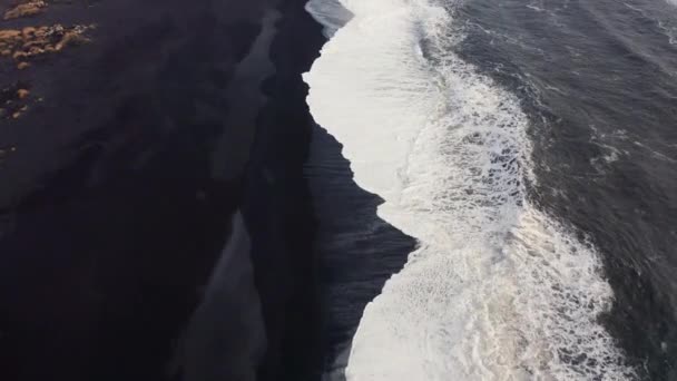 Wide Drone Black Sand Beach Coastline White Waves Spring Tilting — Vídeo de Stock