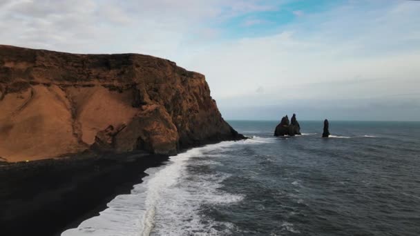 Wide Drone Black Sand Beach Coastline Sea Stacks Spring Iceland — Vídeos de Stock