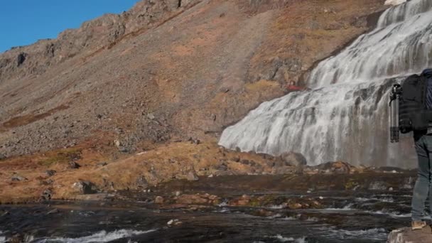 Wide Panning Slow Motion Shot Photographer Camera Backpack Standing Rocks — Vídeo de Stock