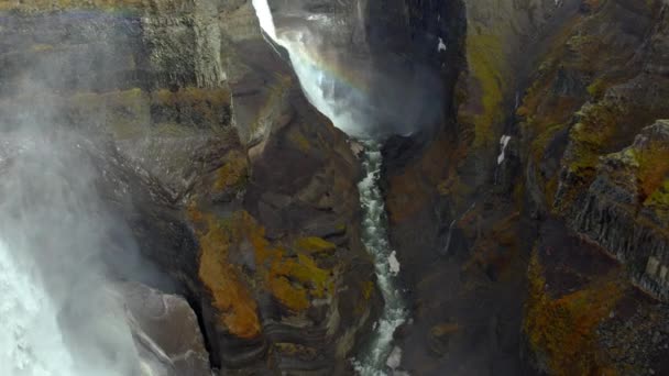 Воздушная Часть Величественного Водопада Хейфец Рейнбоу Рекой Каньоном Захватывающий Пейзаж — стоковое видео