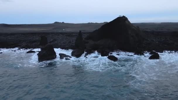 Aerial Magnificent Seascape South Coast Iceland Waves Crashing Black Rocks — ストック動画