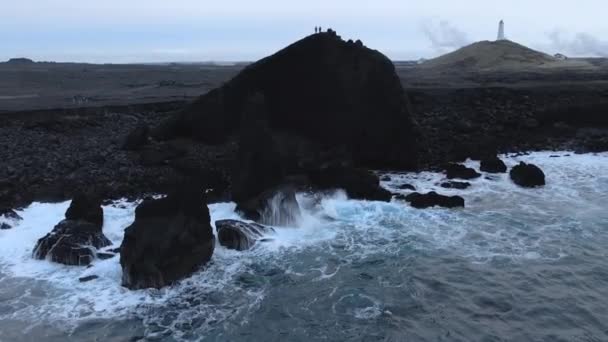 Aerial Magnificent Seascape South Coast Iceland Waves Crashing Black Rocks — Αρχείο Βίντεο