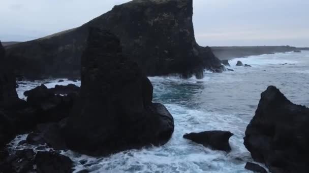 Aerial Magnificent Seascape South Coast Iceland Waves Crashing Black Rocks — Vídeos de Stock